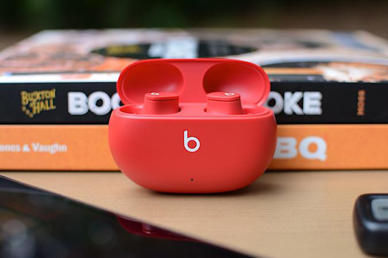 so-sanh-airpod-beats-studio-buds-sieu-ban-re
