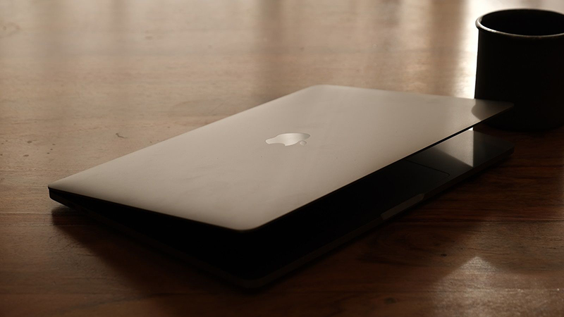 apple-bo-logo-tao-phat-sang-trenmacbook-sieu-ban-re