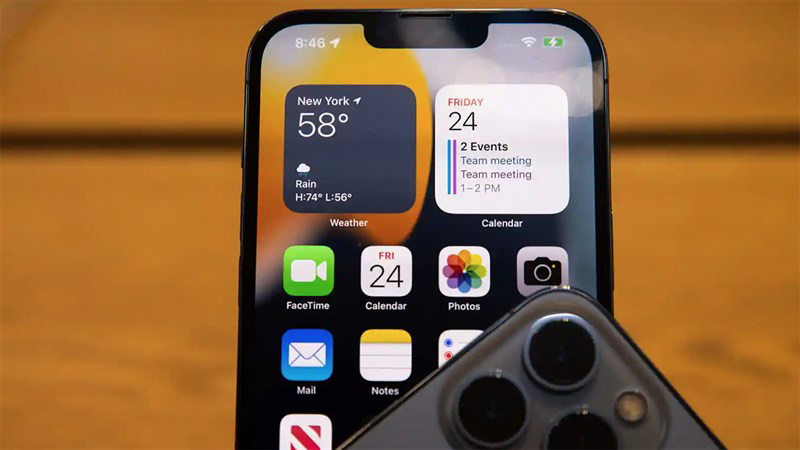 iphone-13-notch-tai-tho-tgdd-1_1280x720-800-resize so-sanh-iphone-se-2022-va-iphone13-mini-sieu-ban-re