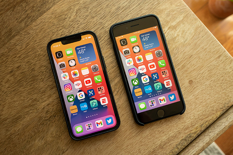 iphone-se-vs-iphone-13-mini so-sanh-iphone-se-2022-va-iphone13-mini-sieu-ban-re